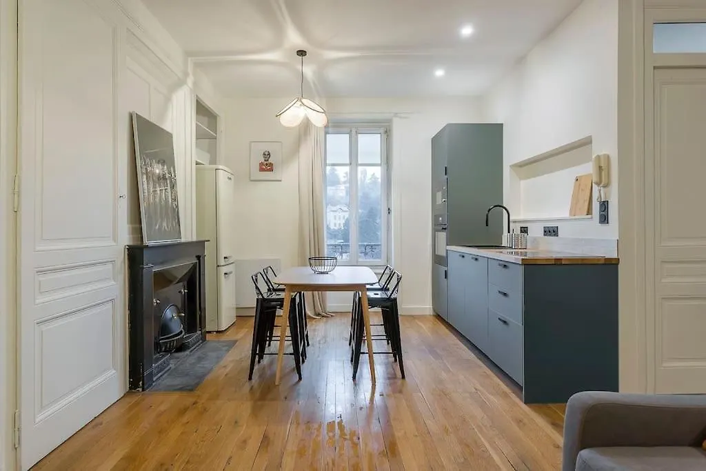 Apartment 10' De Lyon- Appartement Tassin Centre - 2 Parking
